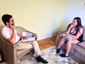 Primeiro acompanhamento para se conhecer e traçar um perfil psicológico. Emily e Bruno no Instituto Movimento