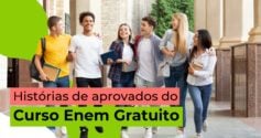 Estudantes comemorando sua aprovação no vestibular, simbolizando o sucesso alcançado com o Curso Enem Gratuito.