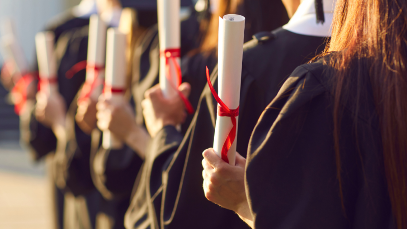 Vale a pena investir em um diploma?