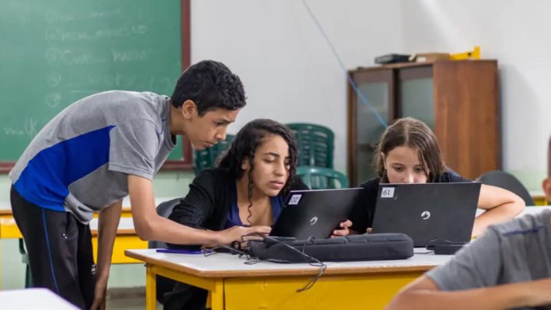 Pesquisa aponta que 70% dos alunos do Ensino Médio recorrem a ferramentas de IA na escola