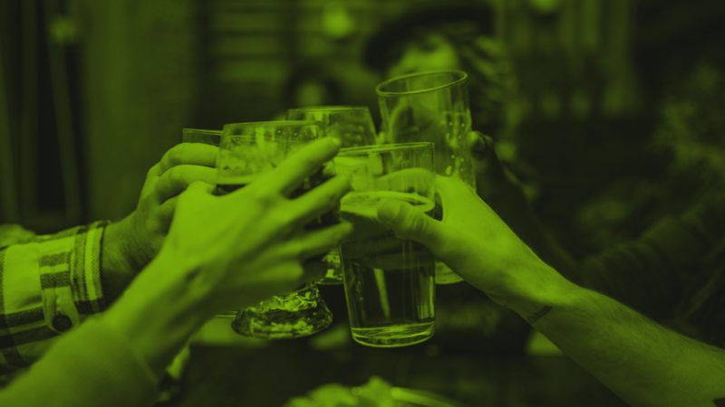 3 a cada 4 adolescentes que bebem dizem não enfrentar barreiras para comprar álcool