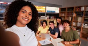 Estudantes do ensino médio em grupo de estudos, representando a redução da evasão escolar com o programa Pé-de-Meia.