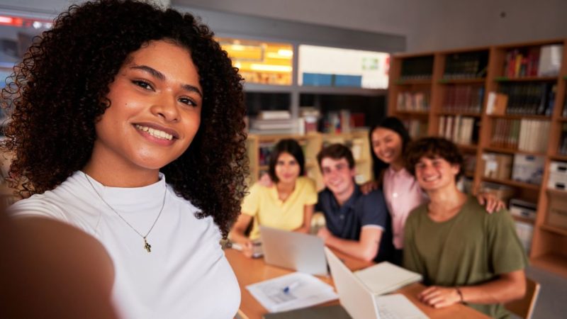 Pé-de-Meia reduz evasão escolar no ensino médio