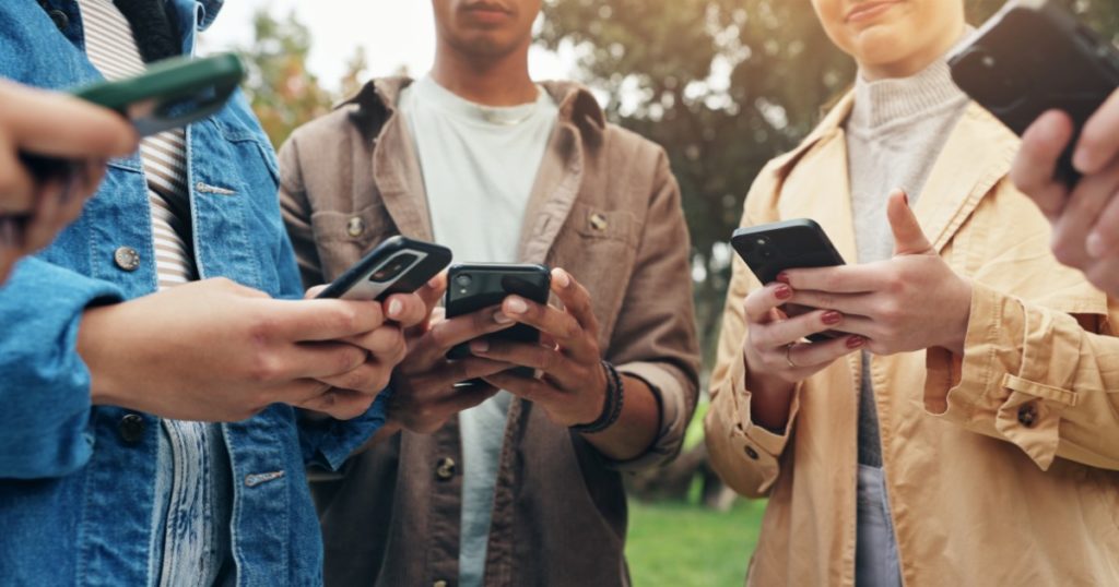 Como parar de se distrair no celular e estudar melhor para o Enem